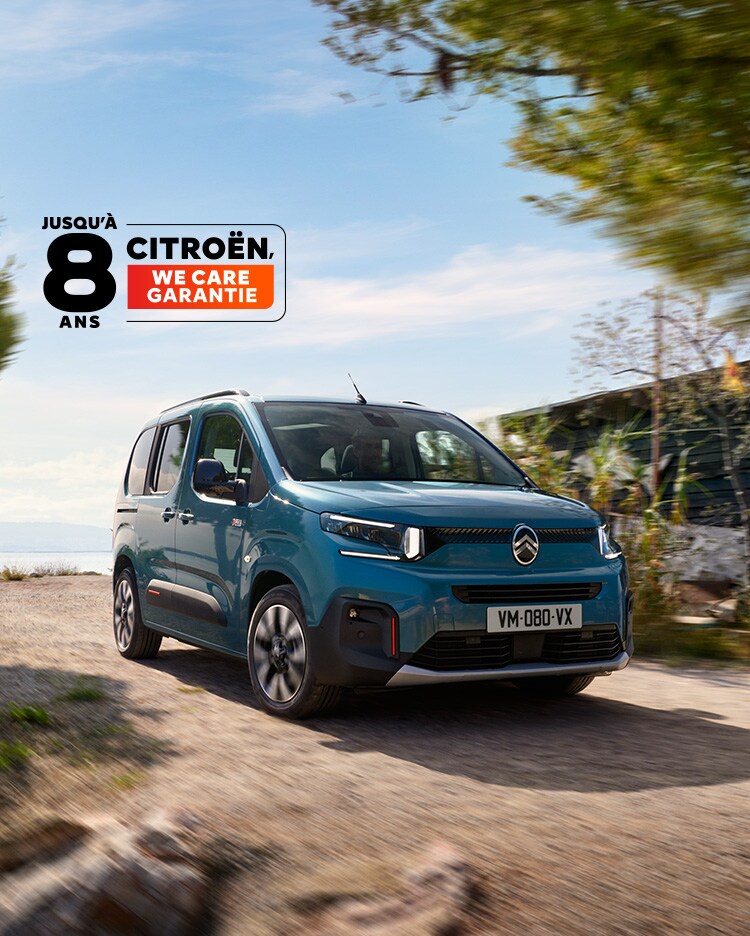 Vue face aux trois quarts de ë-Berlingo, avec design adapté aux familles, confort, sécurité