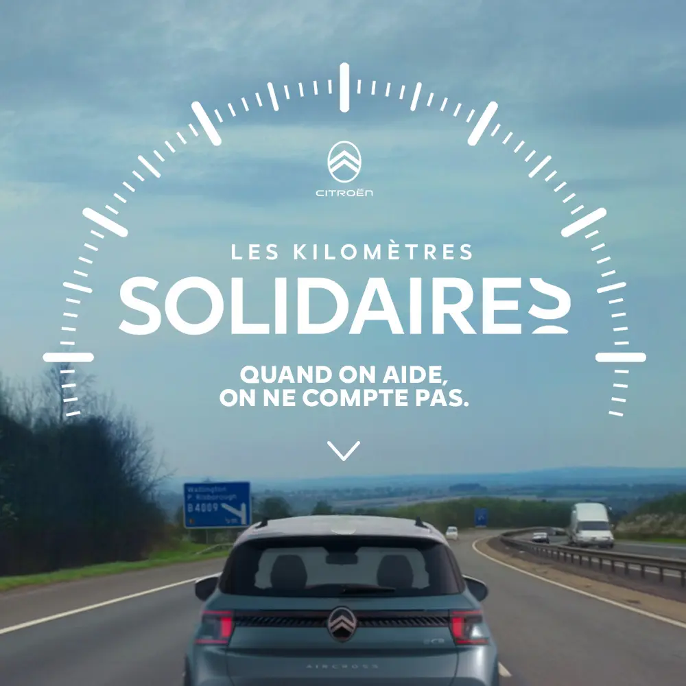 Vue arrière d’un véhicule Citroën roulant sur une route, illustrant l’initiative Kilomètres solidaires de Citroën.