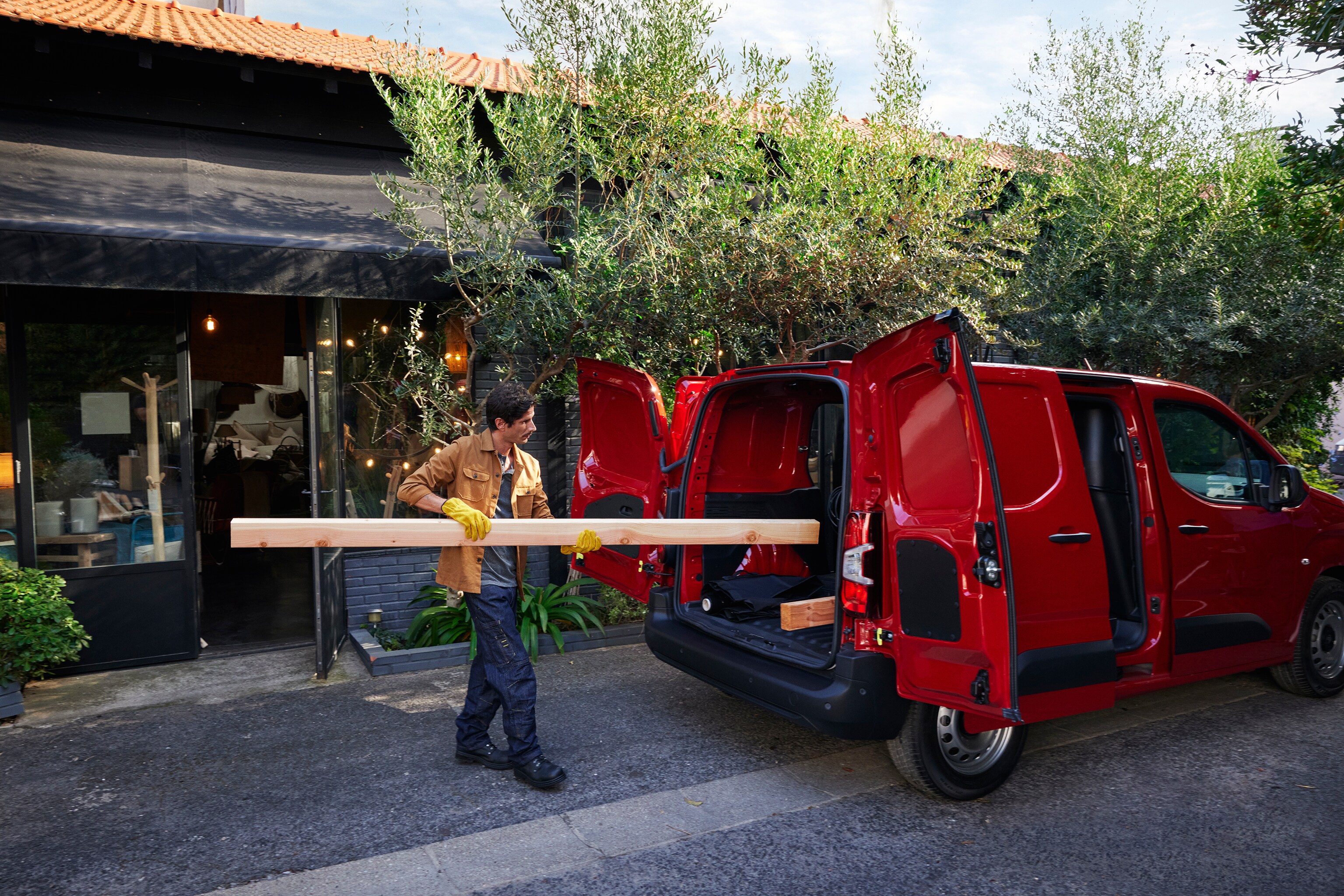 New ë-Berlingo van loading space