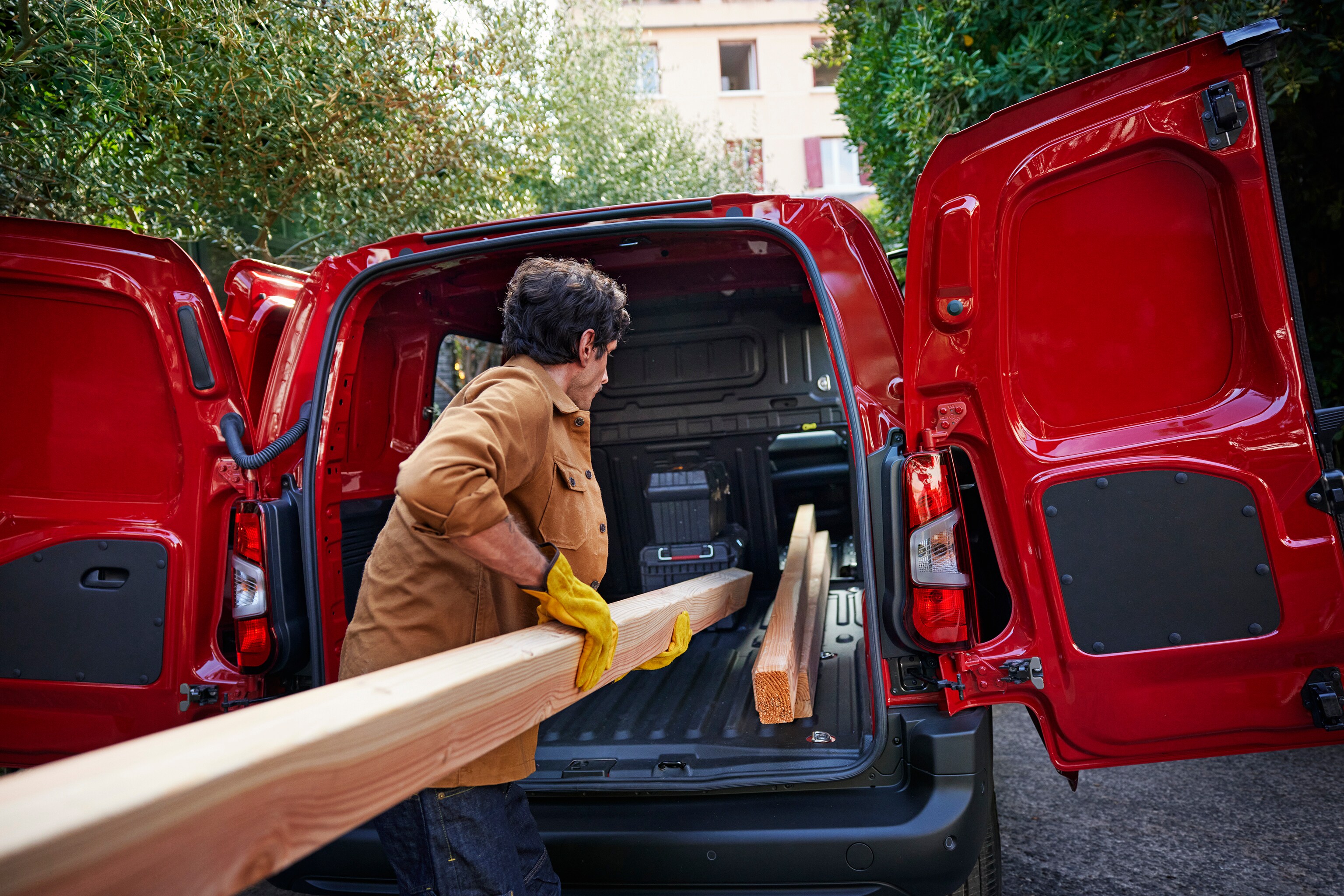 New ë-Berlingo van loading space