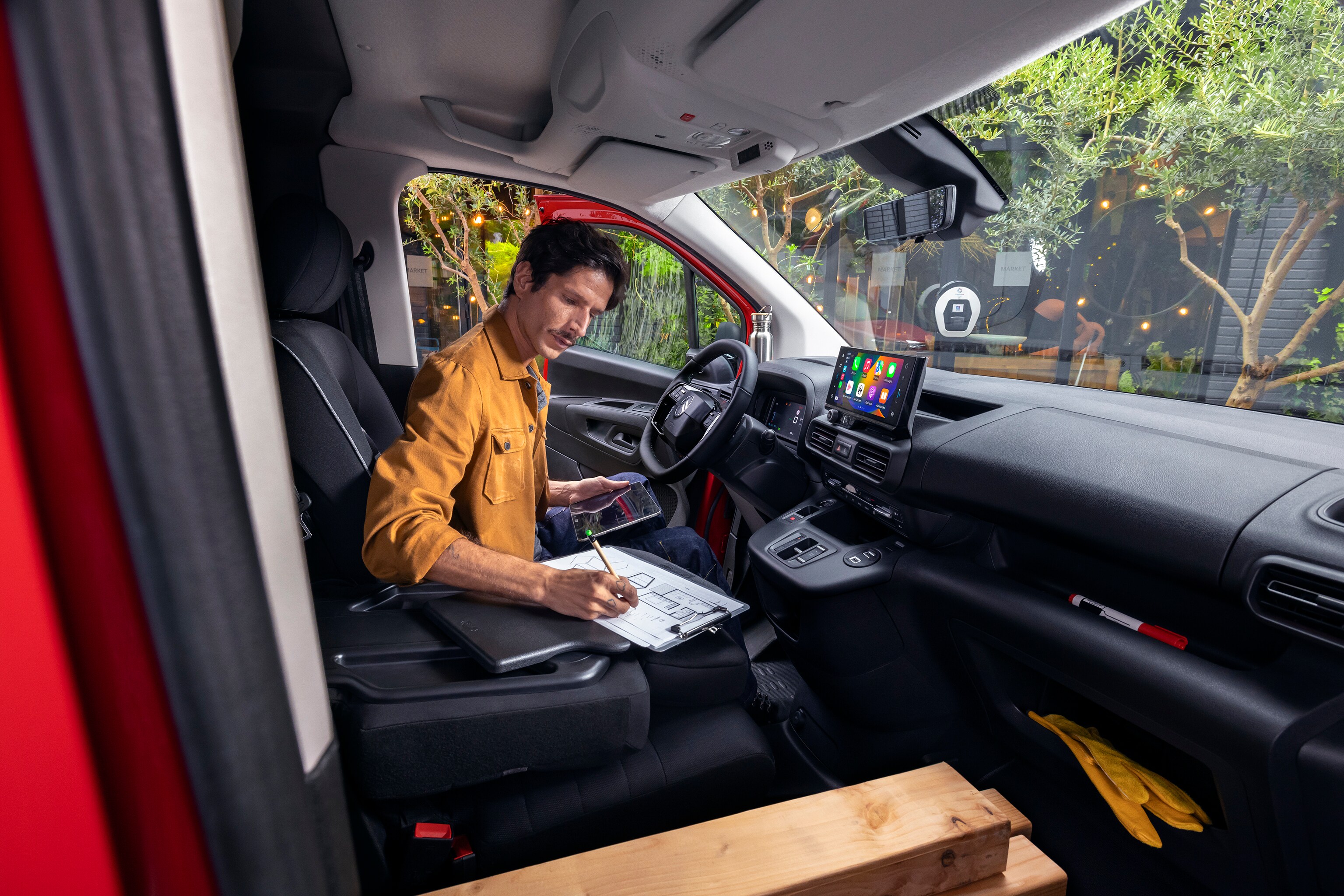 New ë-Berlingo van cockpit