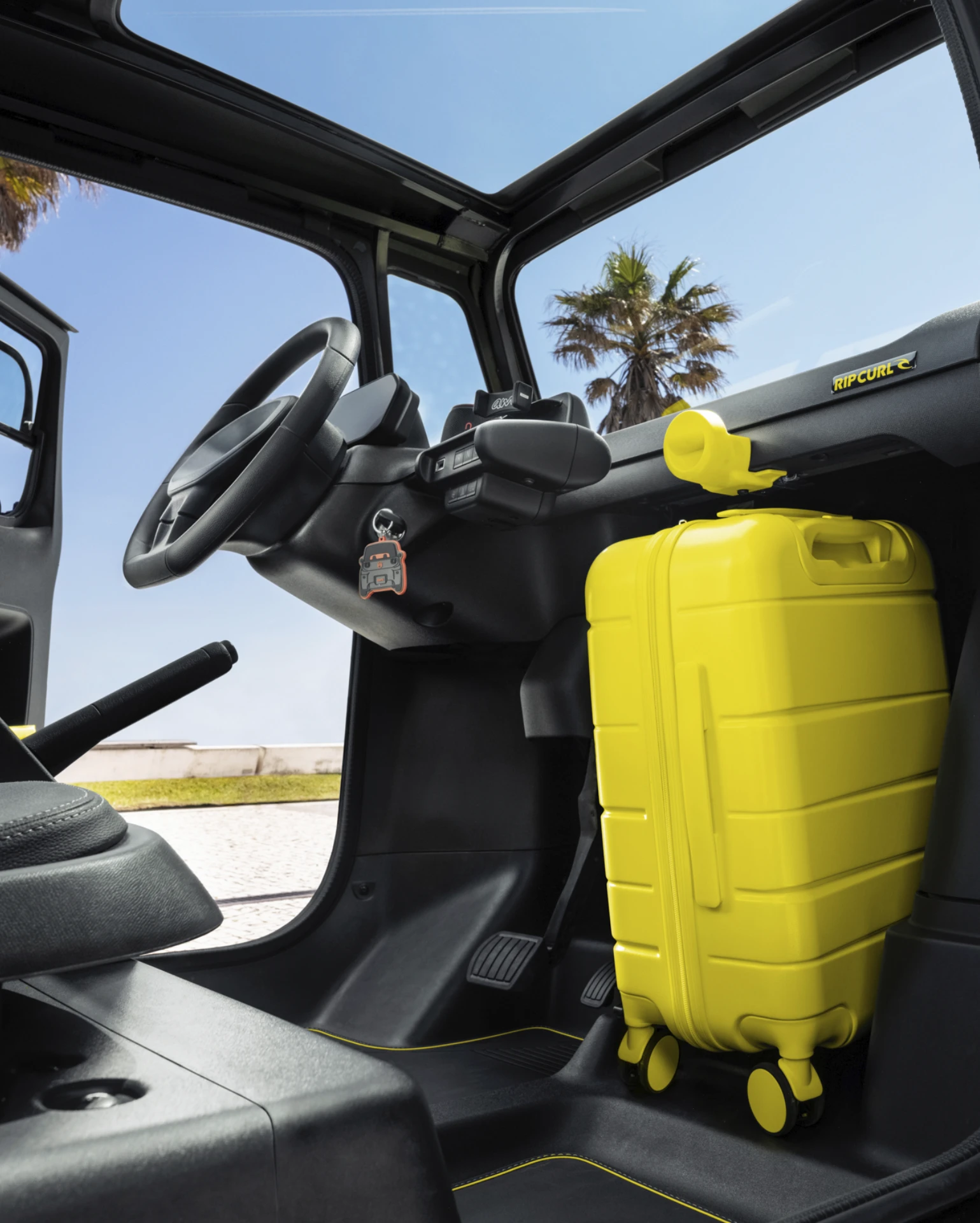 Vue d'ensemble de l'intérieur de la Citroën Ami x Rip Curl électrique sans permis, Citroën Ami : liberté de rangement pour une voiture électrique urbaine