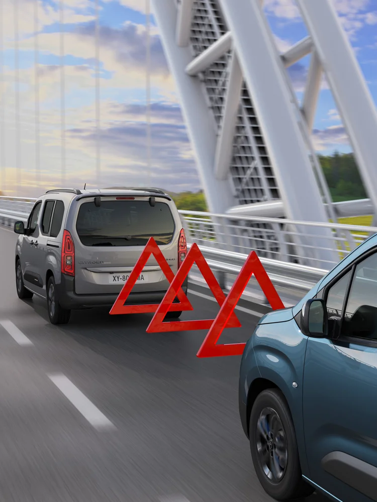 Vue dessus de ë-Berlingo bleu Kiama, équipé de capteurs avant et arrière améliorant la sécurité, la visibilité