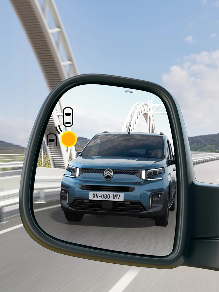 Vue dans le rétroviseur de ë-Berlingo avec détection d'angle mort, améliorant la sécurité, la visibilité