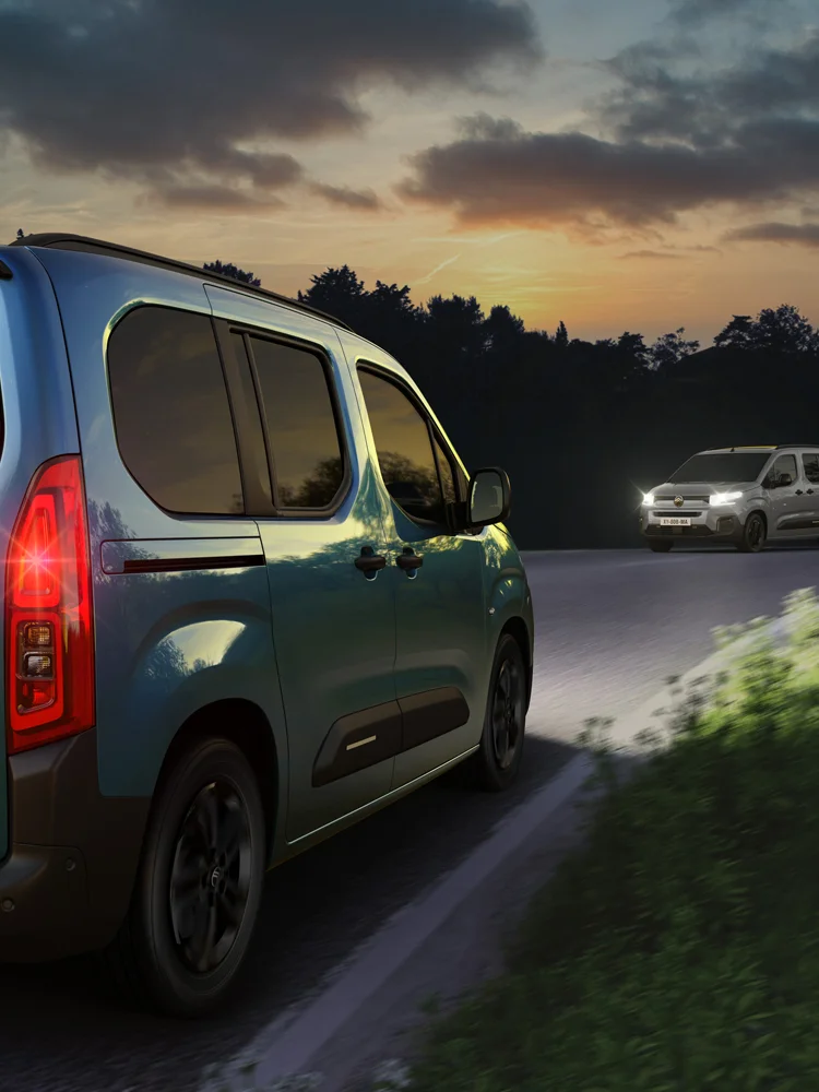 Vue 3/4 arrière de ë-Berlingo avec l'assistant de feux de route, avec la visibilité nocturne, sécurité