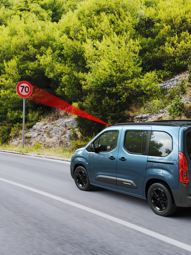 Vue côté de ë-Berlingo avec reconnaissance des panneaux de signalisation, améliorant la visibilité, sécurité