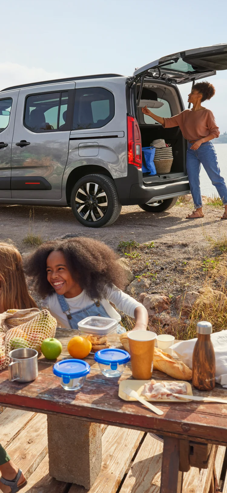 Vue côté de Berlingo avec coffre ouvert, avec espace chargement généreux, la praticité, sécurité