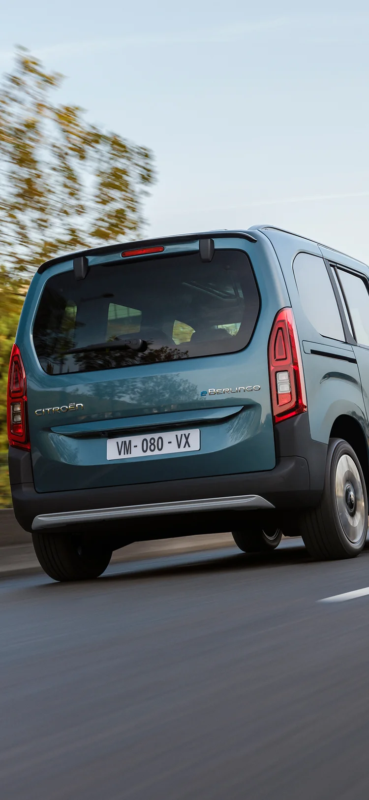 Vue 3/4 arrière de ë-Berlingo, avec les deux longueurs de carrosserie, jusqu’à 7 places, sécurité