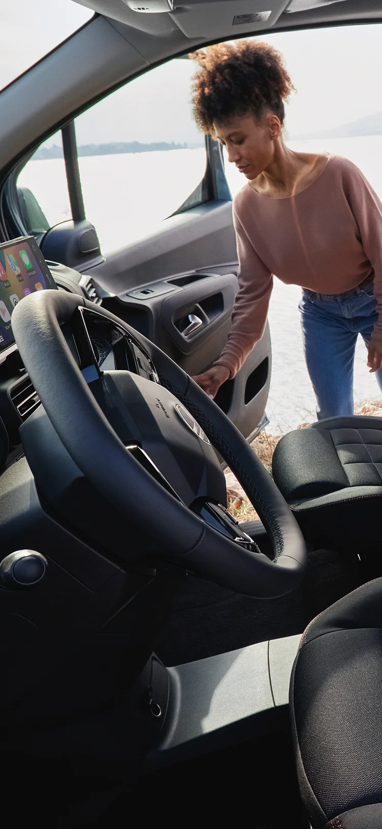 Vue intérieure avant de Berlingo avec les sièges Advanced Comfort, le maintien, confort, la sécurité et le bien-être