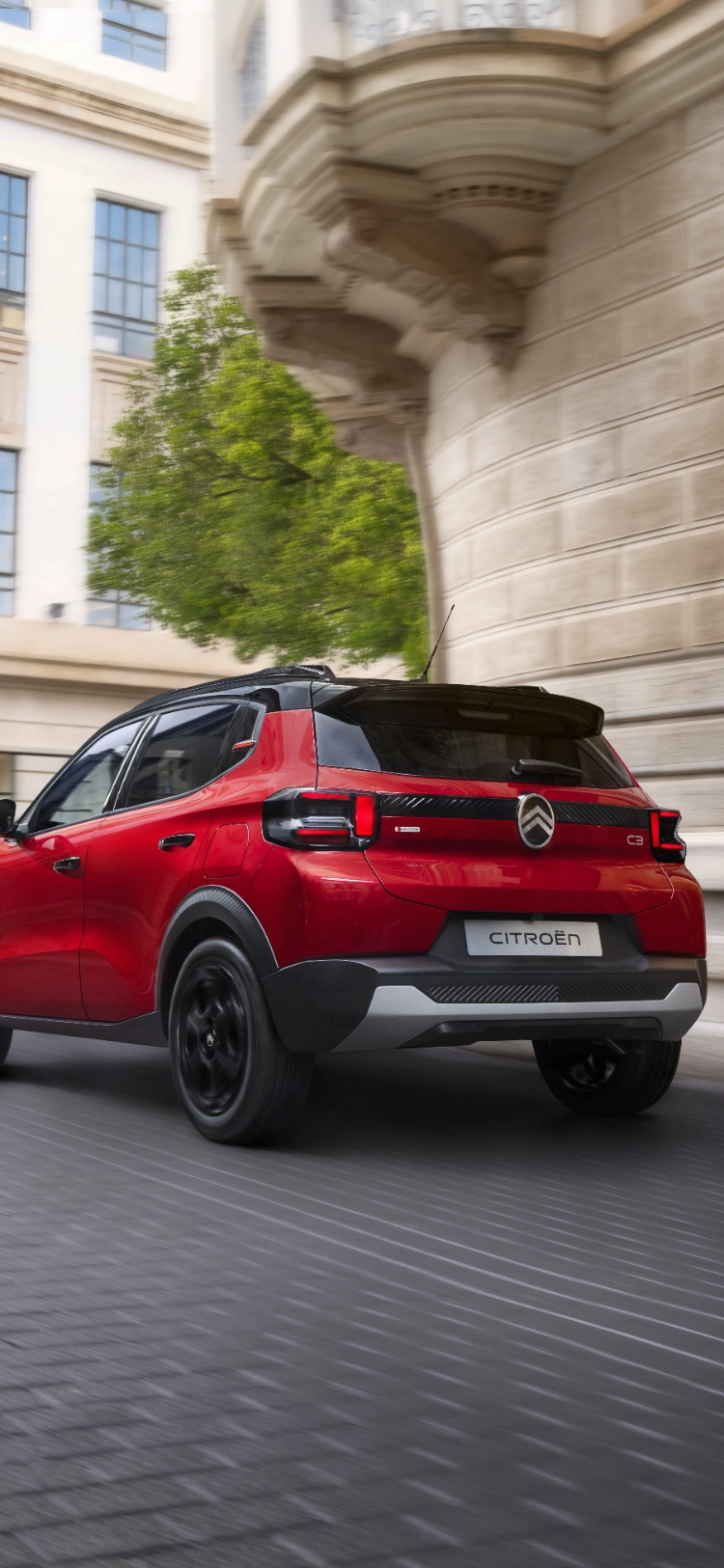 Vue 3/4 arrière de Citroën ë-C3, ses performances agiles en ville pour mobilité fluide, sereine, abordable.