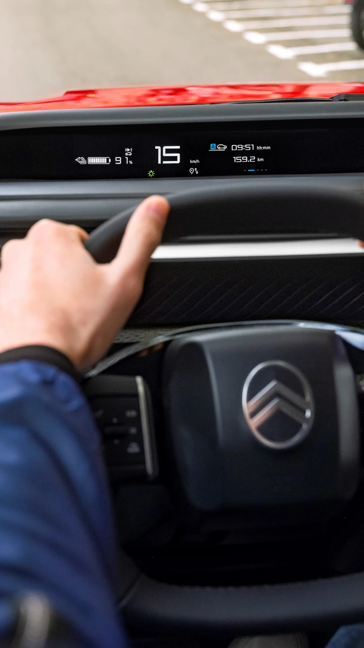 Vue tableau de bord côté conducteur de Citroën ë-C3, le grand écran connecté pour une mobilité intuitive, abordable.