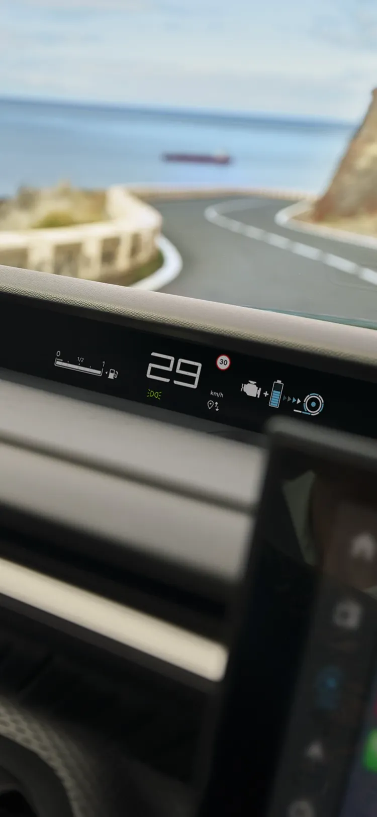 Vue depuis le poste de conduite de Citroën ë-C3 Aircross, l'écran numérique pour une conduite intuitive, abordable.