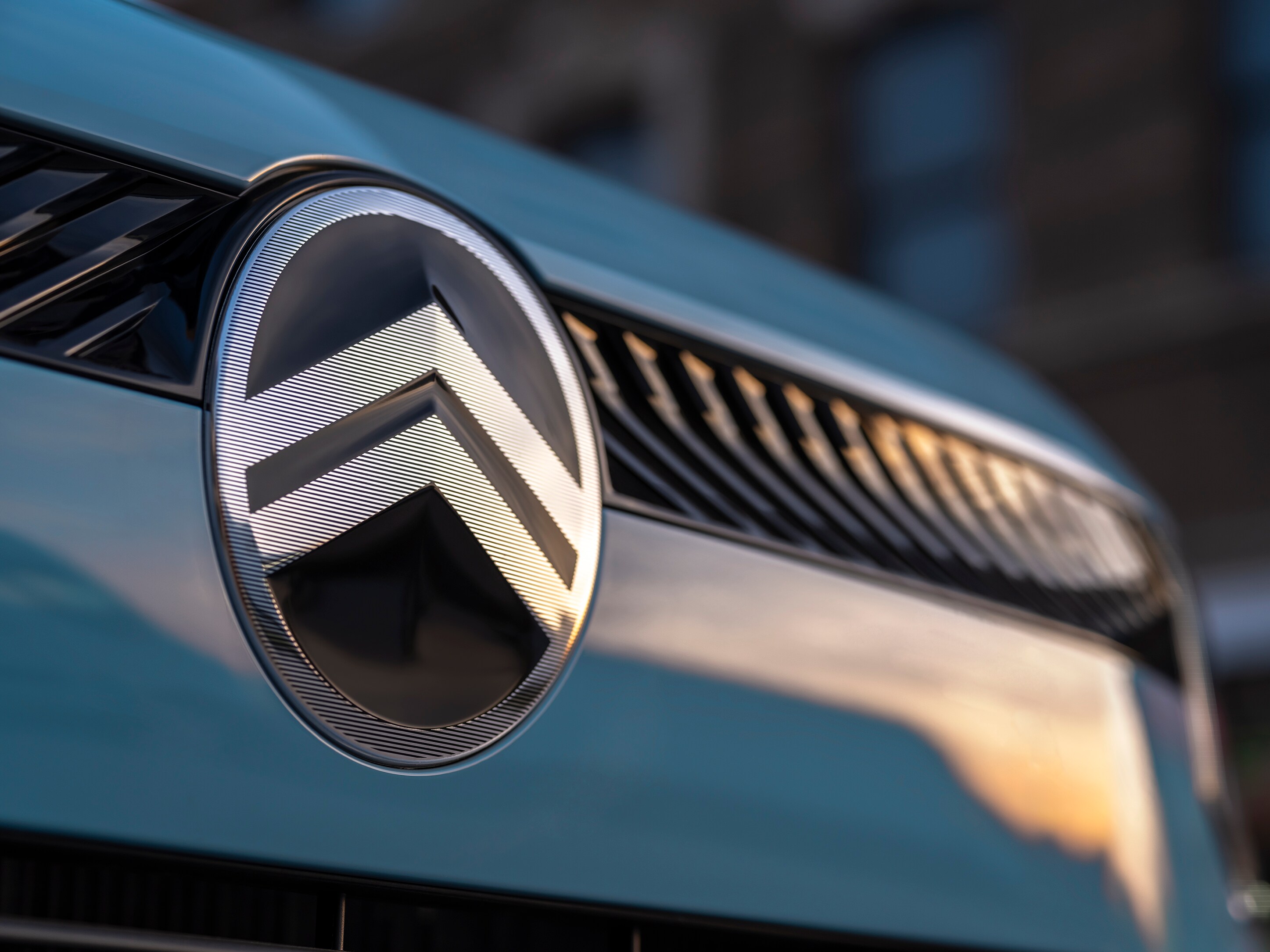 Vue de face en gros plan de Citroën ë-C3, le nouveau design de l'emblème pour mobilité, abordable.