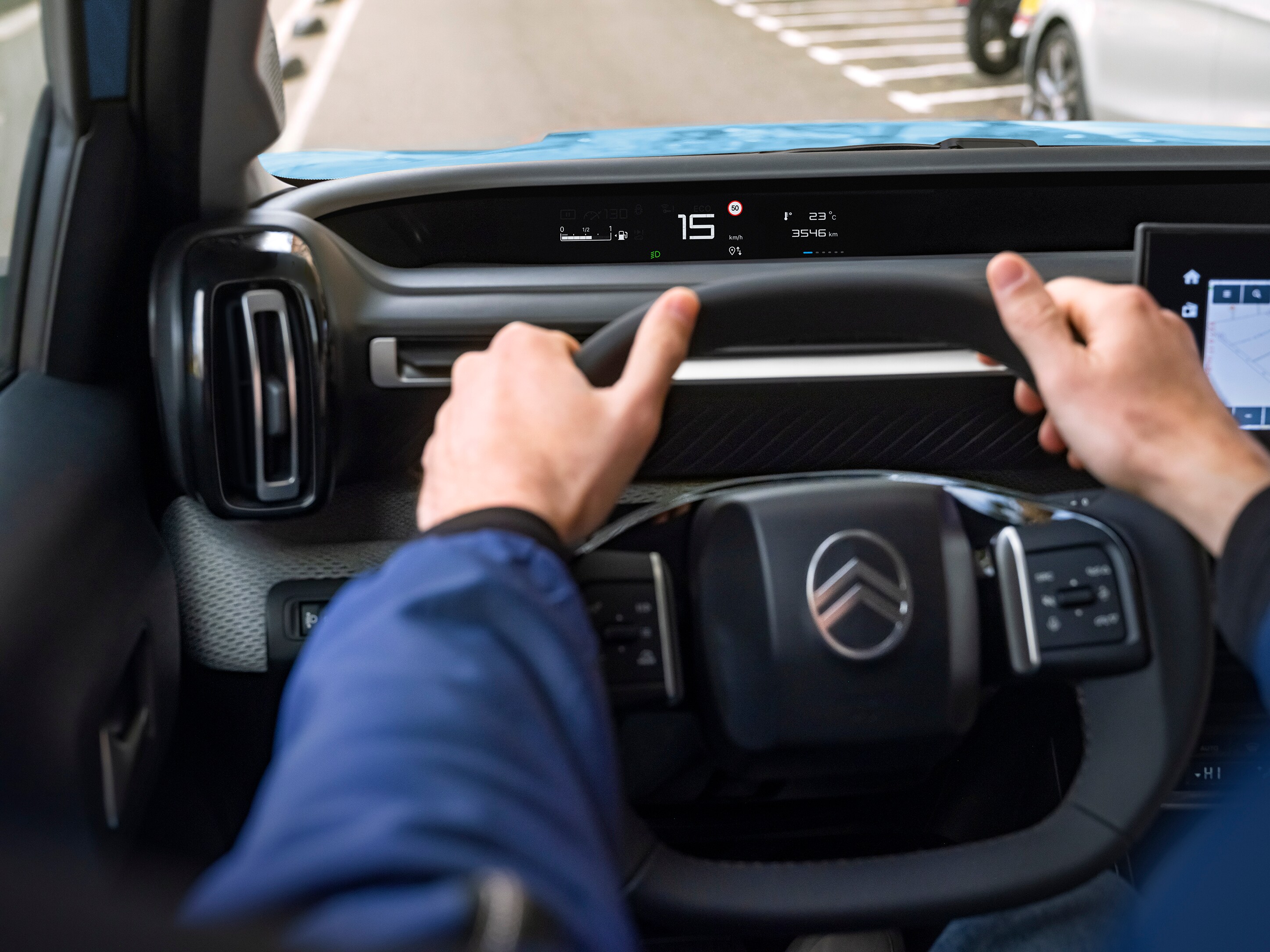 Vue poste de conduite de Citroën ë-C3, l'écran numérique pour mobilité intuitive, abordable.