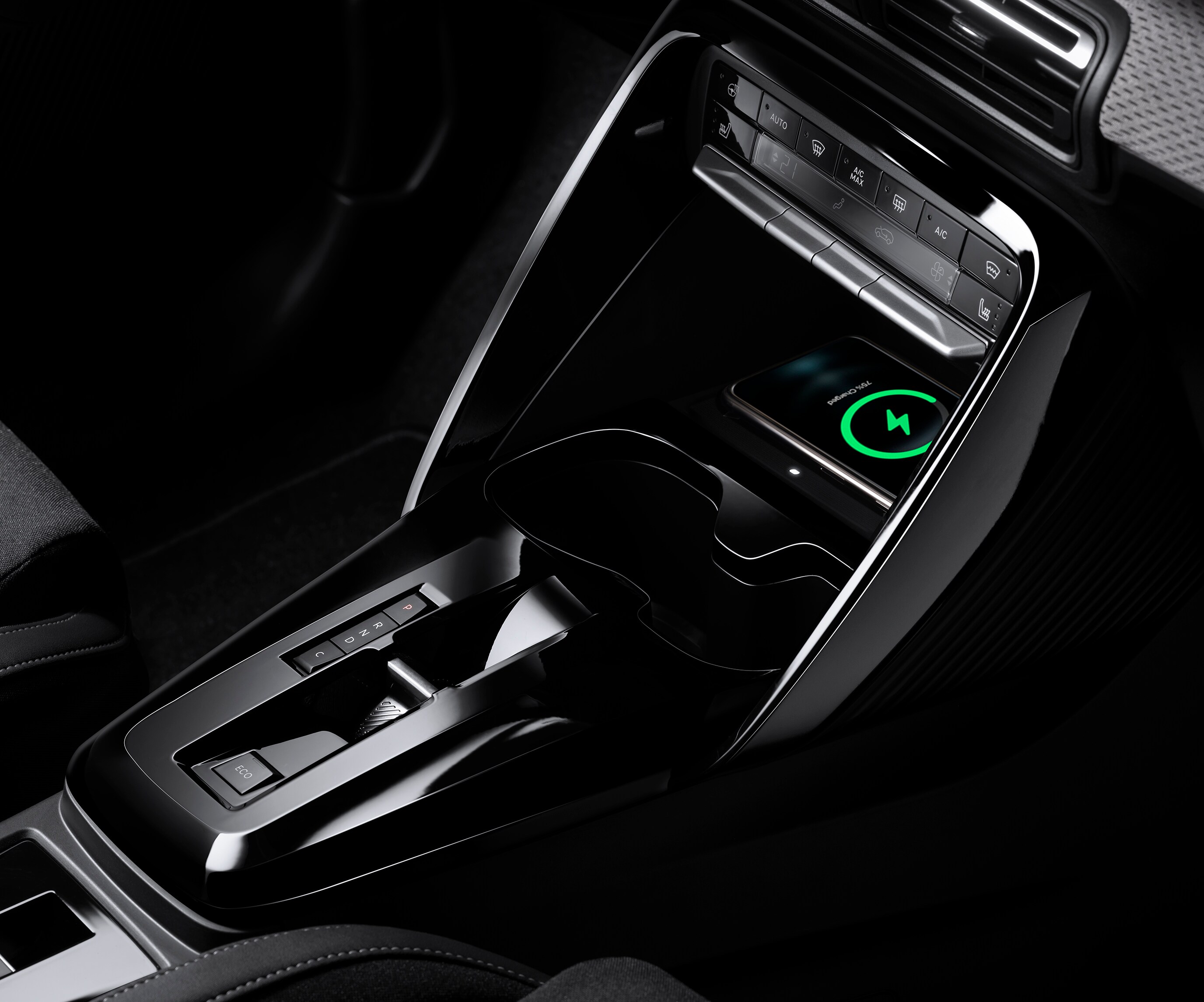 Vue rapprochée console de Citroën ë-C3, la recharge sans fil pour une mobilité, abordable.