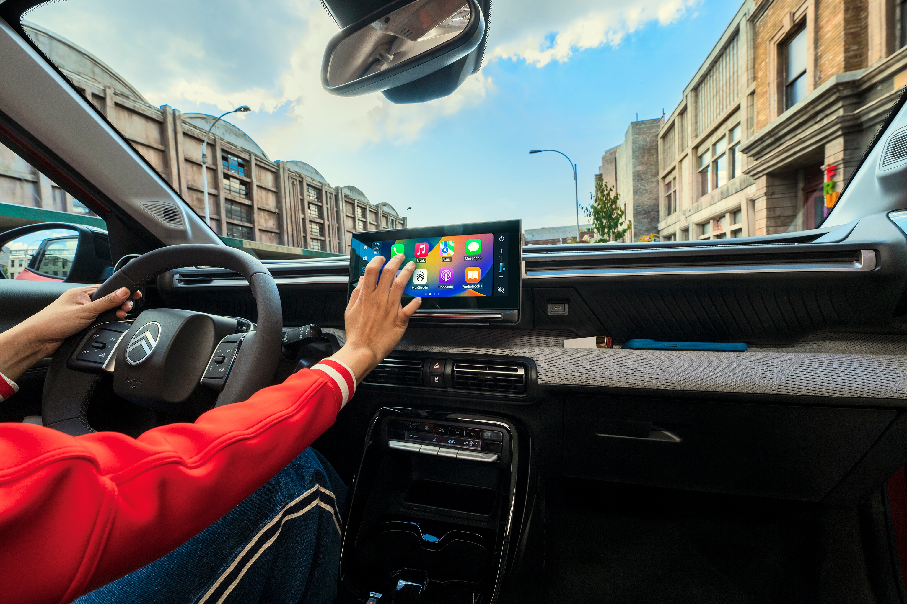 Vue de l'écran tactile intérieur de Citroën ë‑C3, un système d'infodivertissement connecté pour mobilité intuitive.