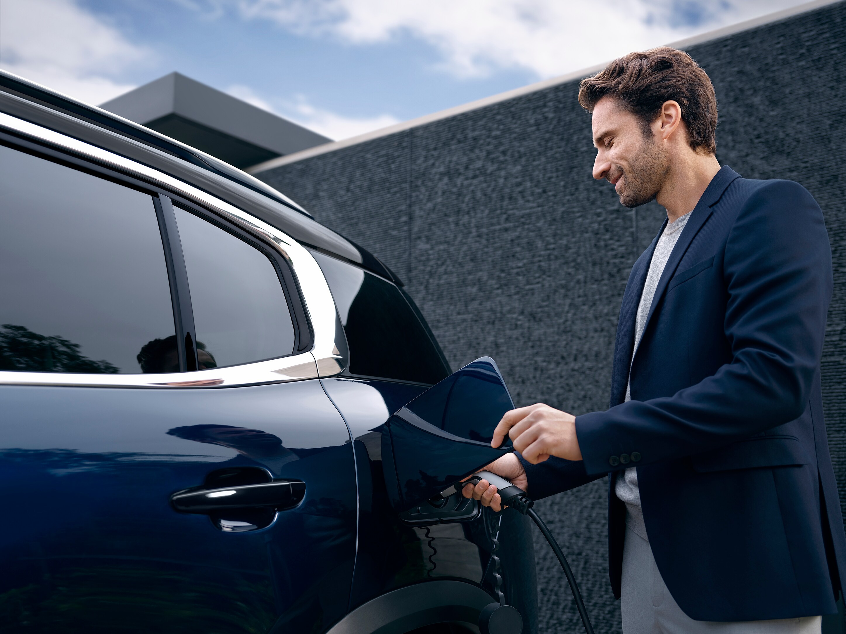 Man charging C5 Aircross Plug-in Hybrid