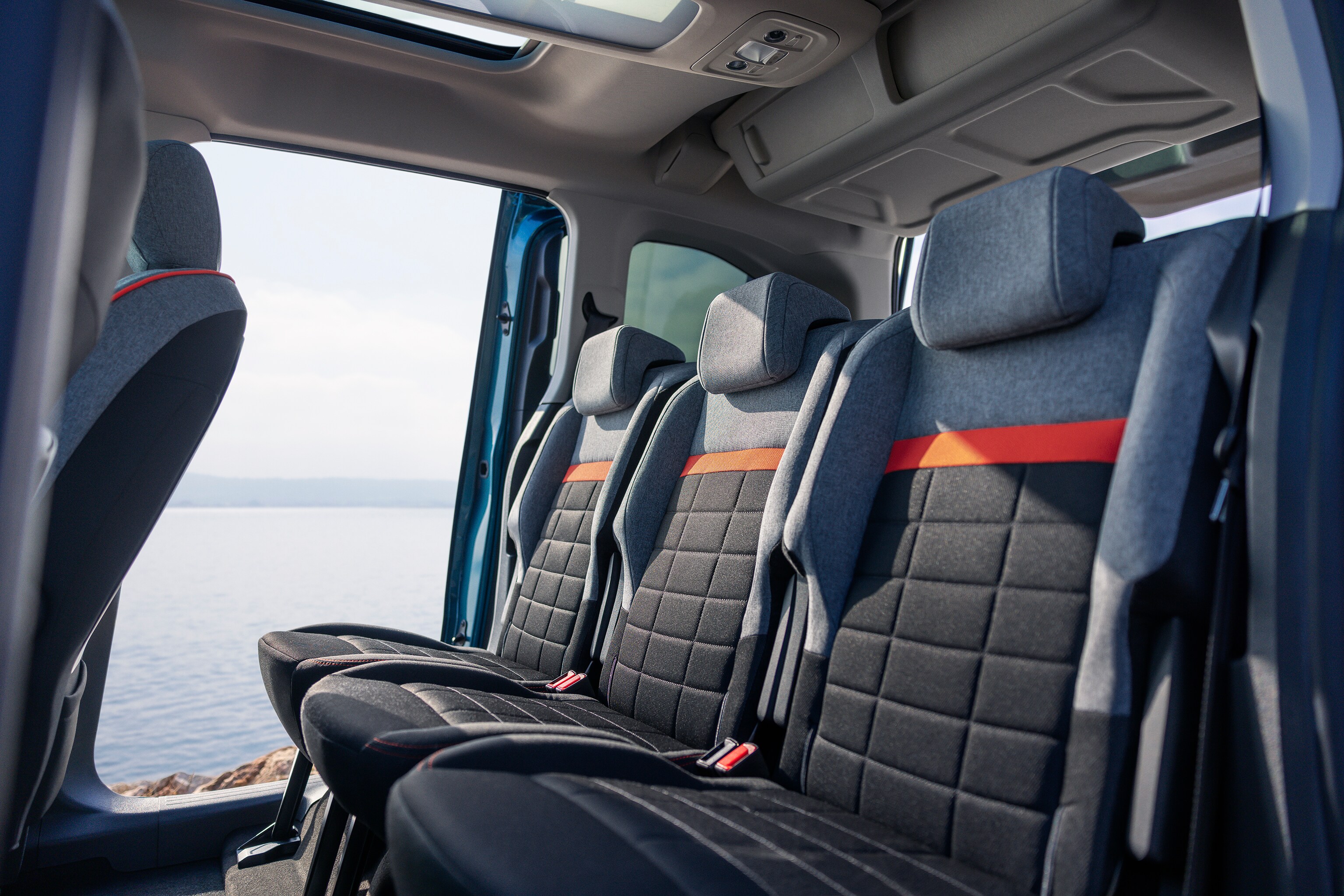 Vue arrière de l'habitacle de ë-Berlingo avec les sièges Advanced Comfort, l'espace, le maintien et le bien-être accrus