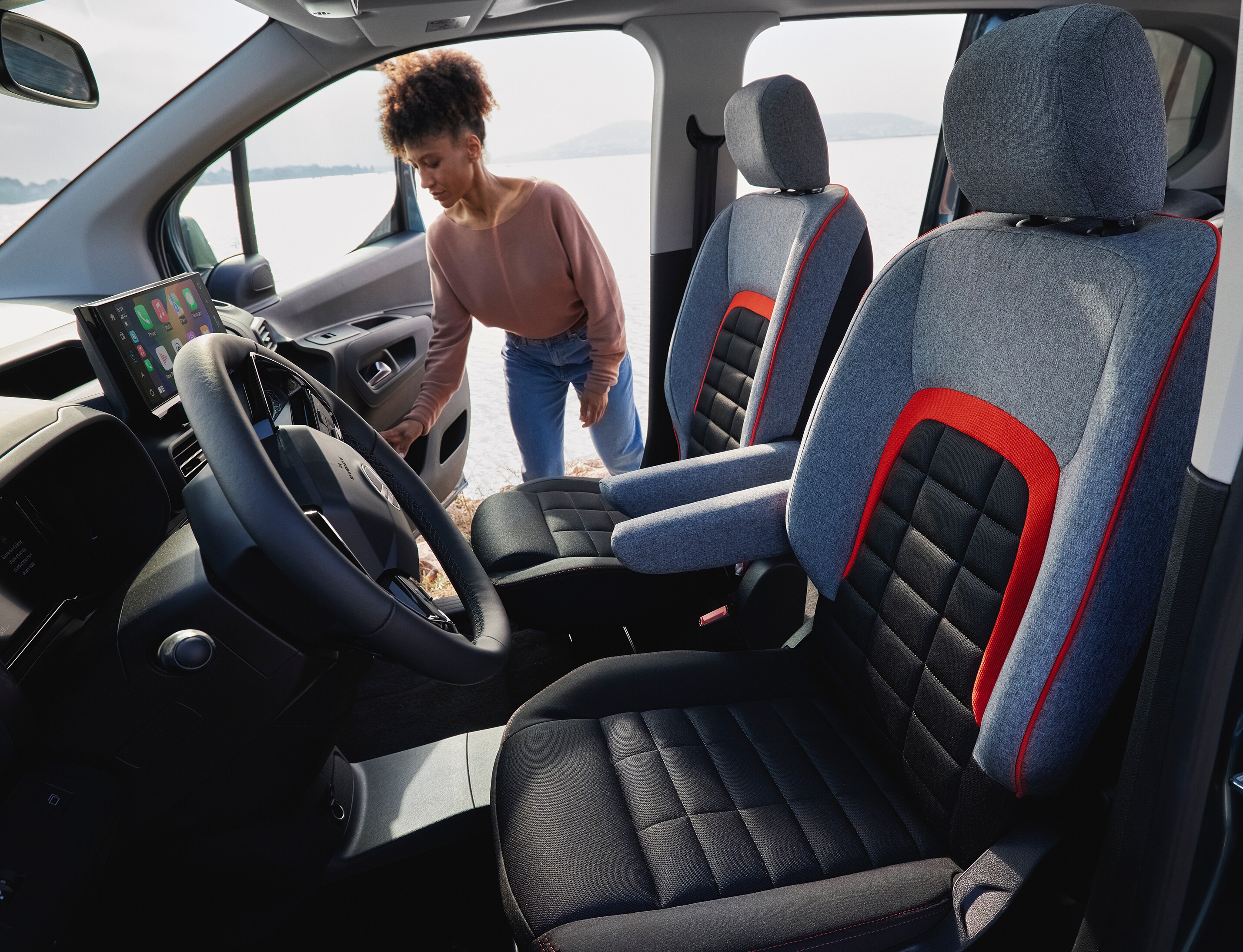 Vue intérieure avant de ë-Berlingo avec sièges Advanced Comfort, accès facile, sécurité et expérience de conduite quotidienne