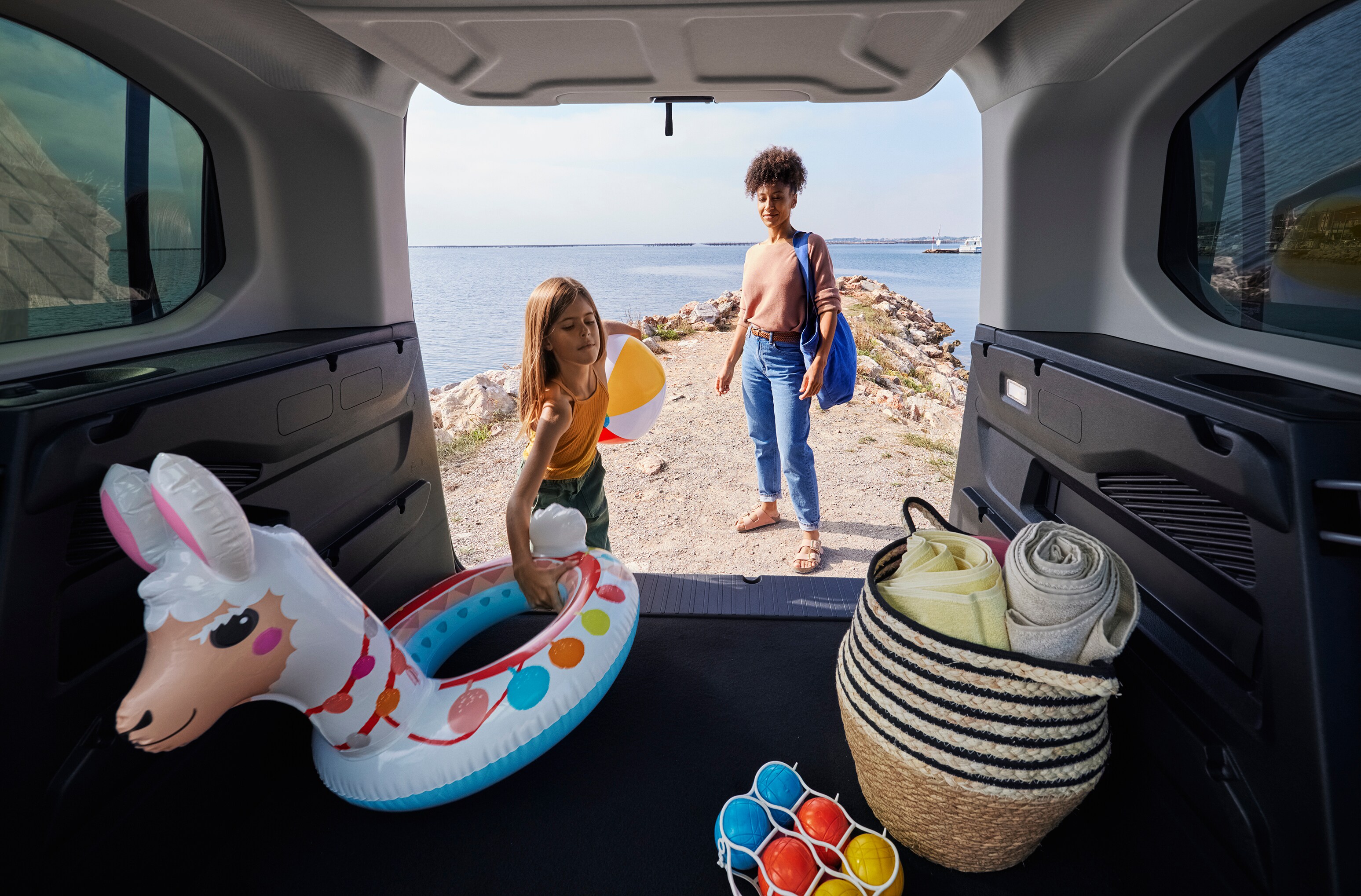 Vue arrière de ë-Berlingo avec la capacité spacieuse du coffre, la praticité, la sécurité et confort quotidien rassurant