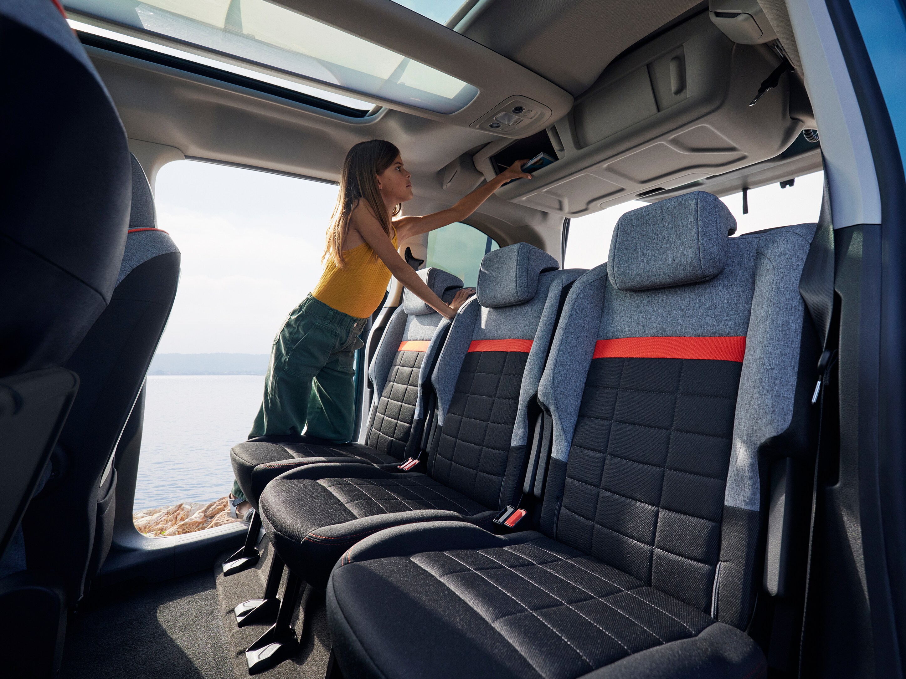 Vue arrière de l'habitacle de ë-Berlingo avec les rangements en hauteur, confort, la praticité et confort familial amélioré