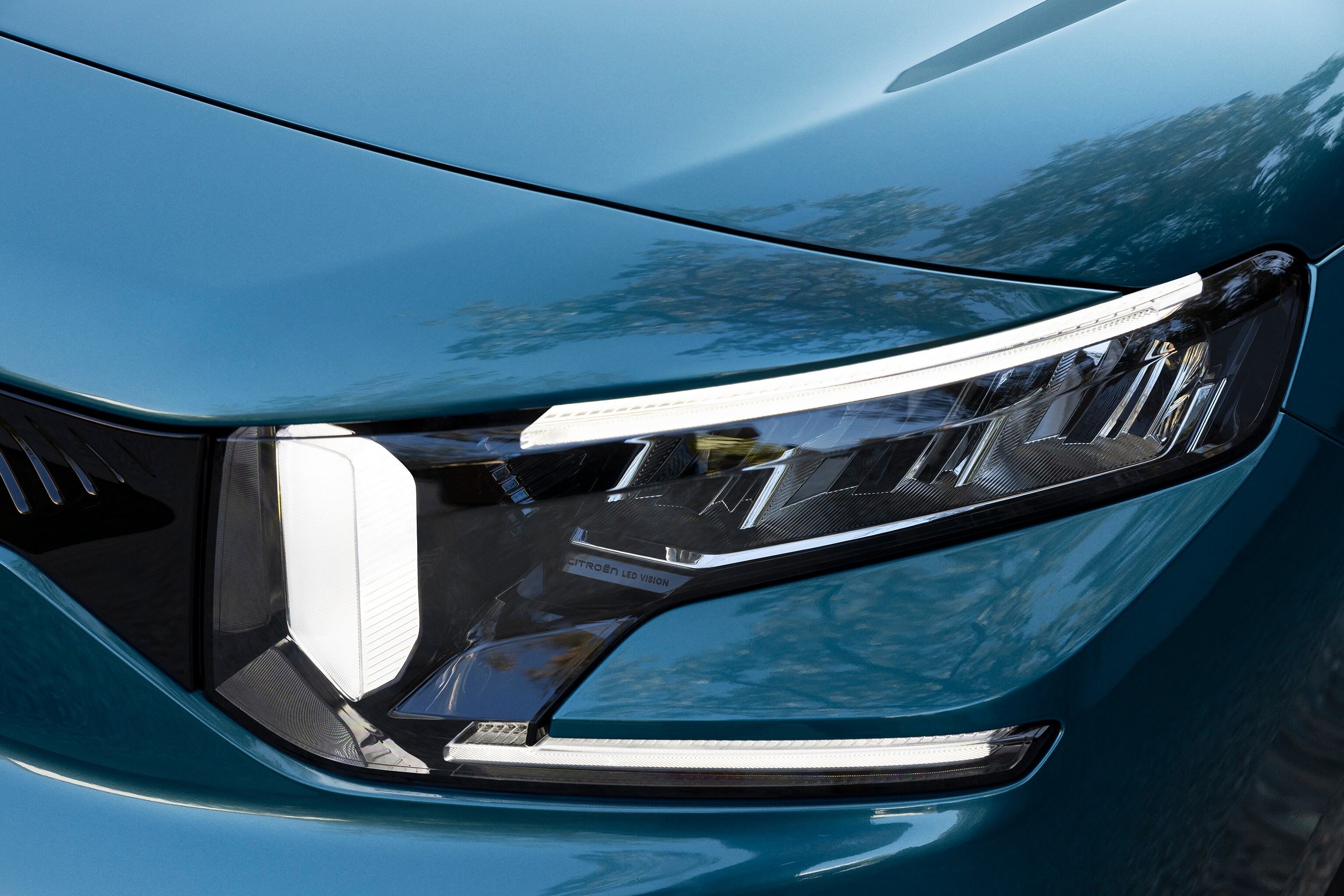 Vue détaillée des feux avant de ë-Berlingo, avec la signature LED, sécurité, la visibilité, design et un style moderne amélioré