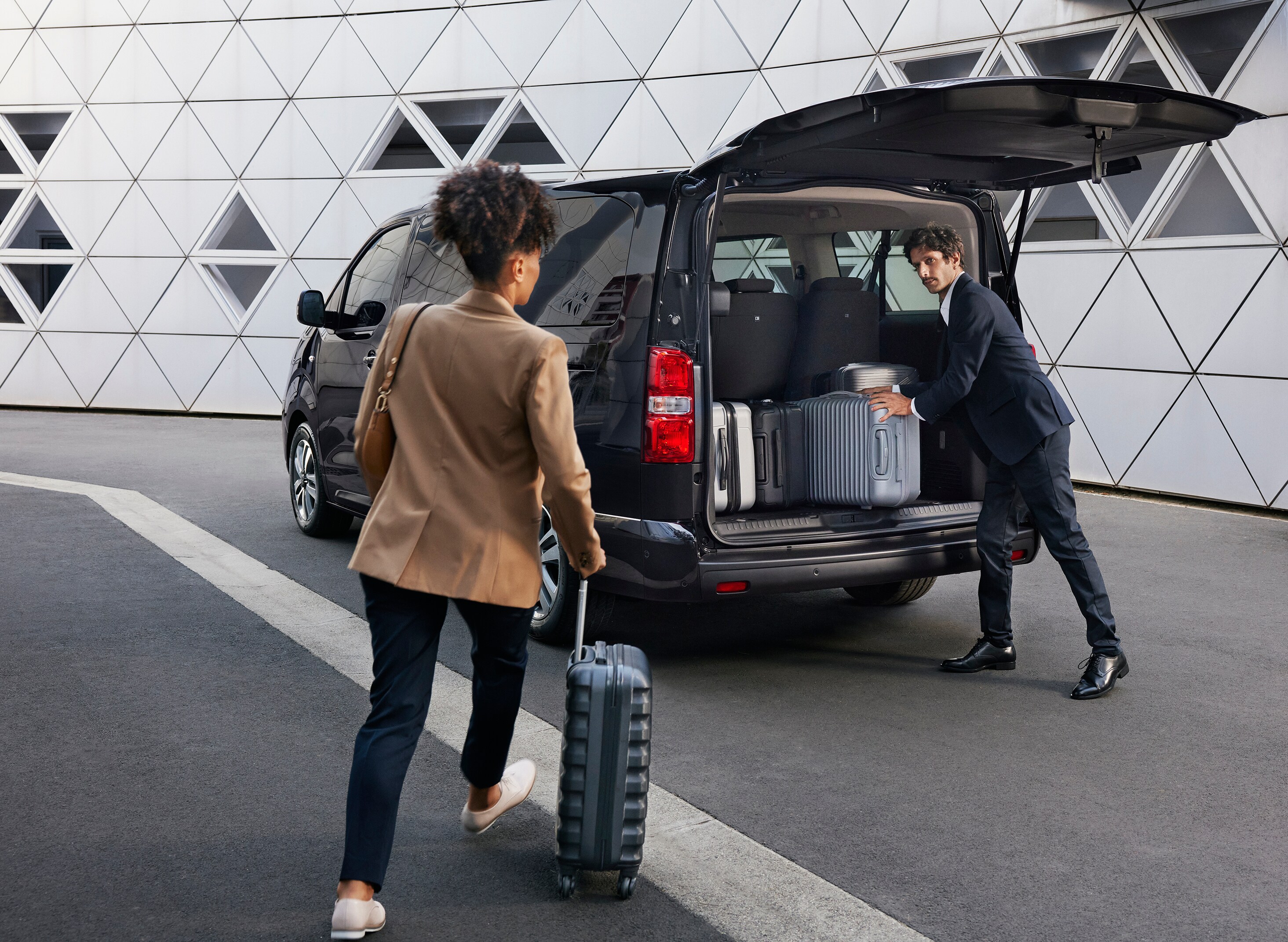 Man loading suitcases in ë-SpaceTourer