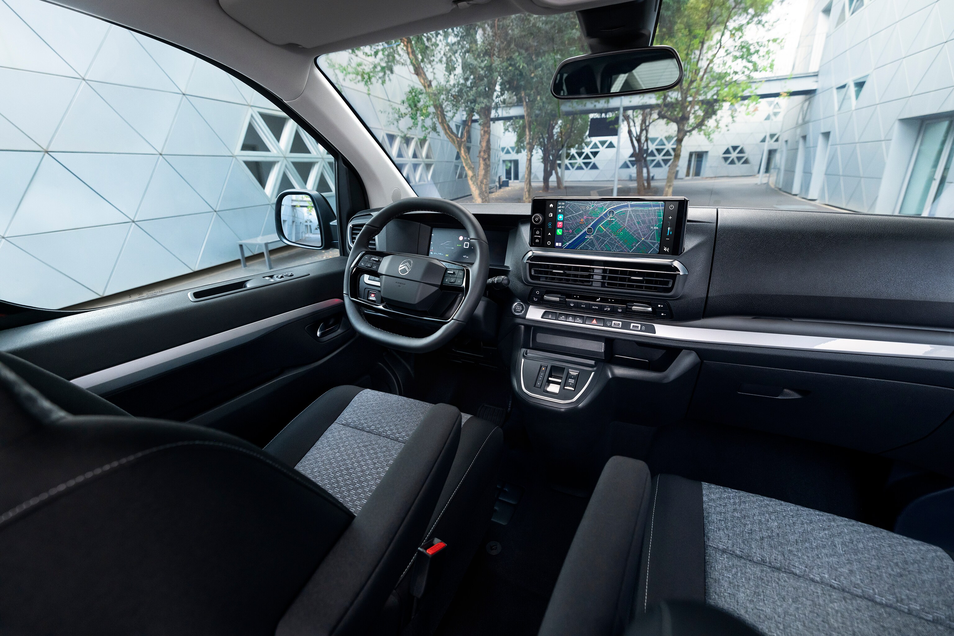 ë-SpaceTourer interior dashboard view