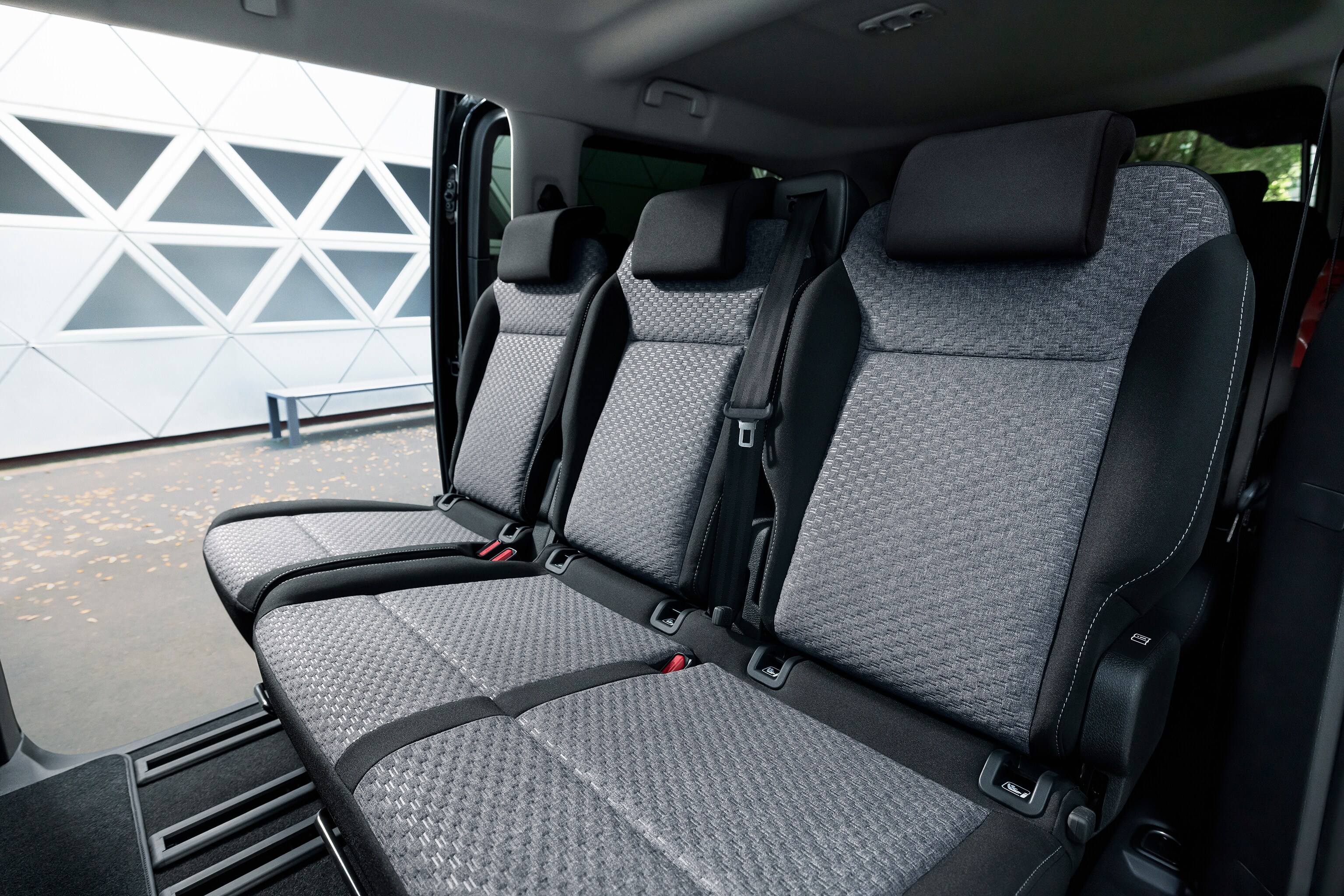 ë-SpaceTourer back seats view