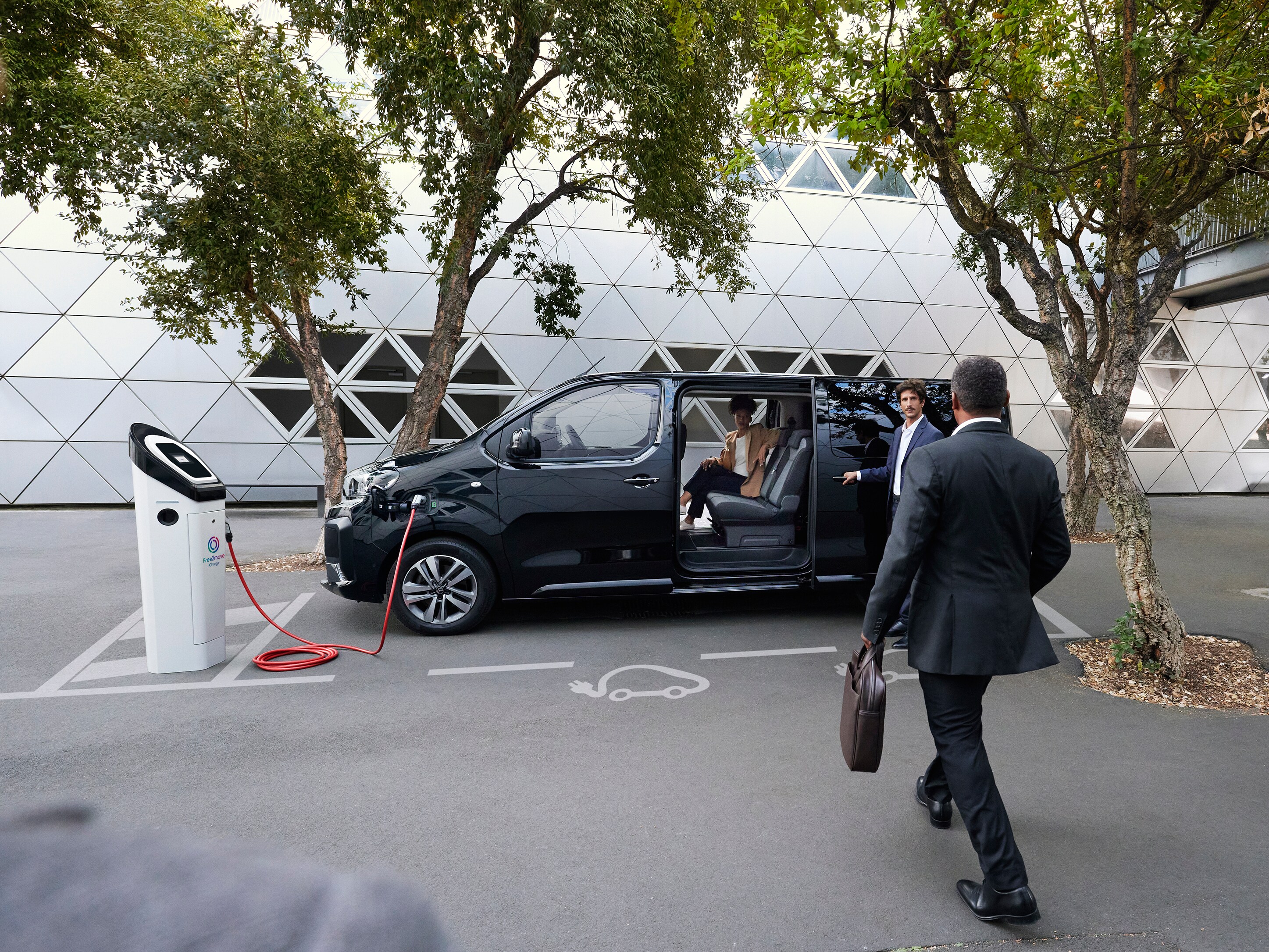 ë-SpaceTourer charging with people entering it