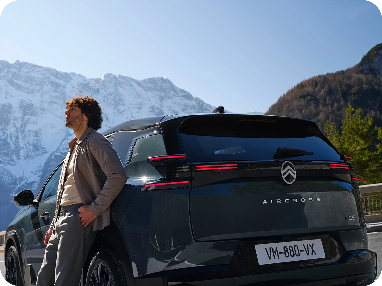 Véhicule Citroën garé dans un décor de montagne, illustrant l'assistance à distance et les services de sécurité connectés