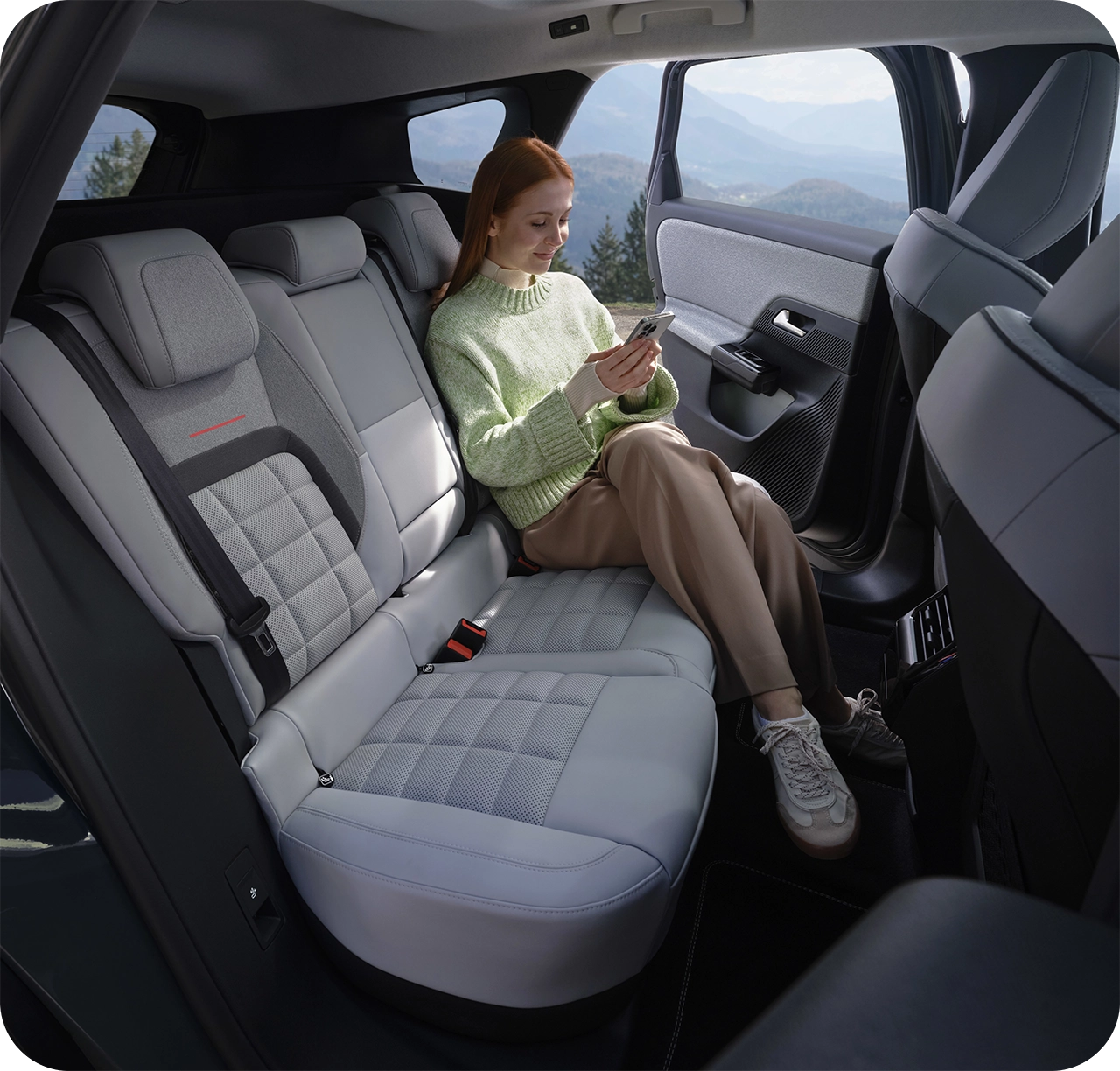 Vue intérieure d'un véhicule Citroën montrant les sièges arrière ainsi que les informations de maintenance connectées
