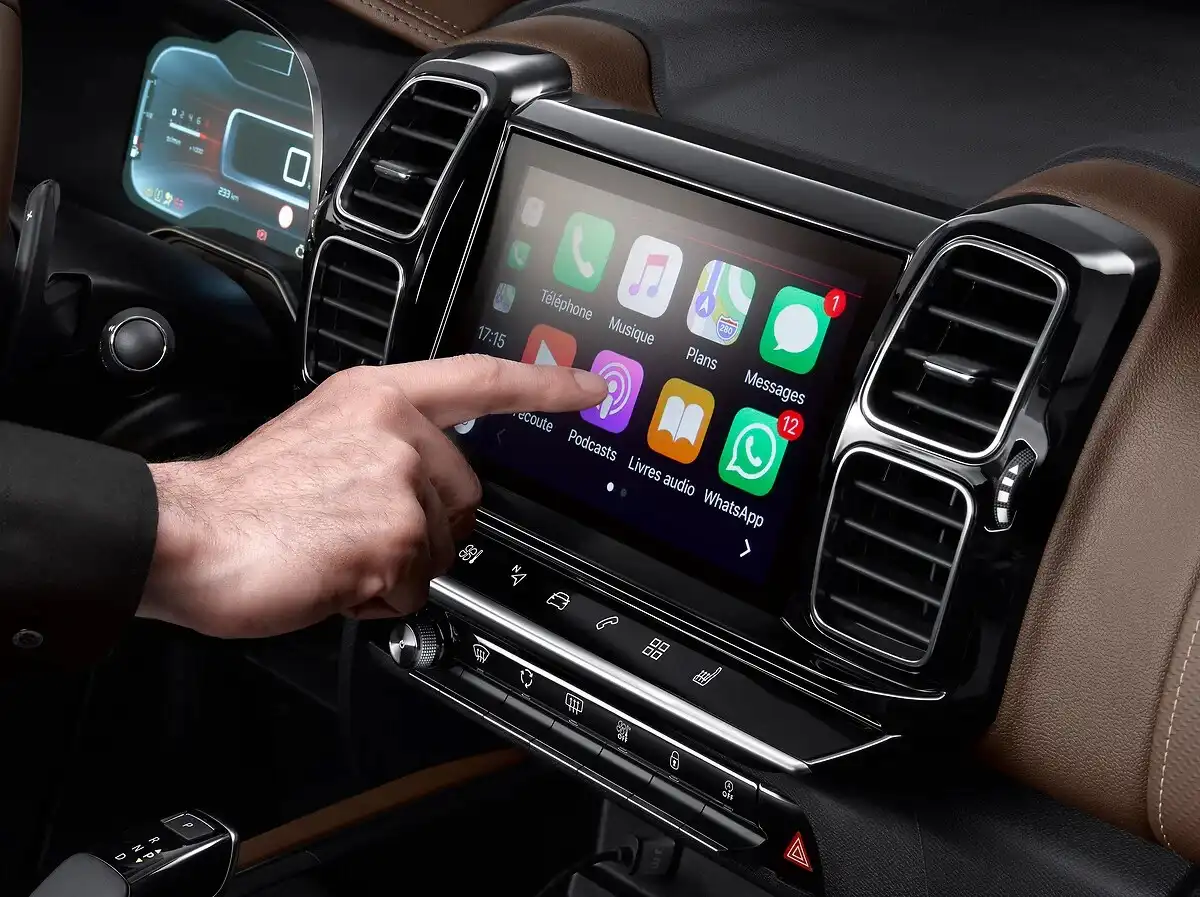 Gros plan sur l'écran tactile embarqué d'une Citroën affichant les applications, la navigation et l'interface des services
